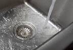 【熱湯はNG！？】シンクの排水口が『キレイ』になる正しい掃除方法。→2つの『身近なもの』を用意すれば簡単！？