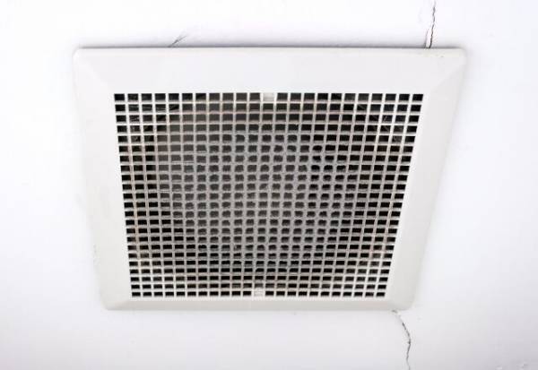 風呂場の換気扇を『24時間』つけっぱなしの人は、掃除がラクになる！？→これって本当？