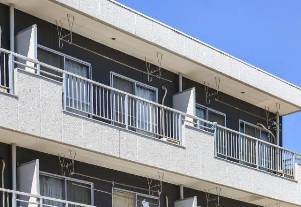 水道不要！【ベランダ掃除方法】身近なアイテムで汚れを一掃する裏技！