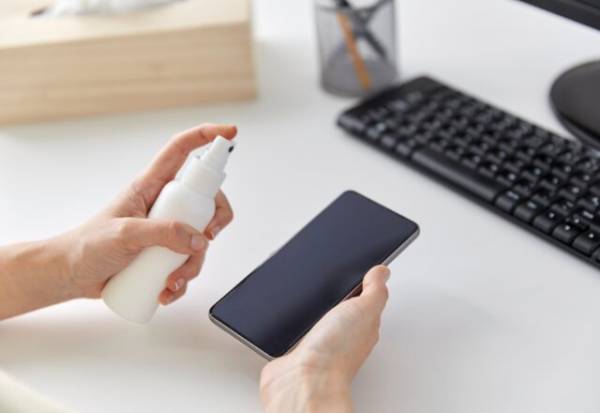 【ティッシュもNG！？】意外と知らないスマホの掃除方法