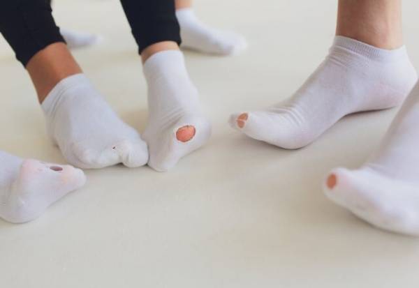 『穴のあいた靴下』捨てるのちょっと待って！意外な再利用法あるんです！