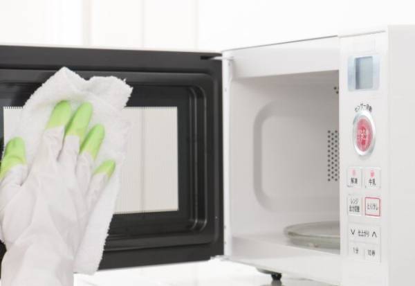 電子レンジの汚れ『1つのアイテム』で楽に落とせる！【手軽に習慣化】できる掃除術！