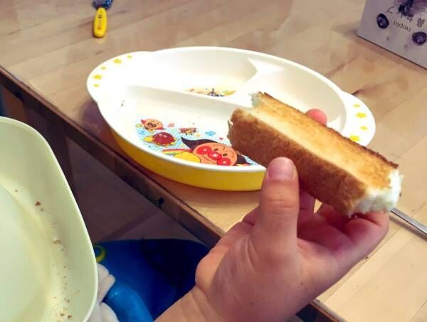 朝食時…父「この食パン美味しくないねえ」4歳娘「しっ！！！」続けた『言葉』に…「吹いた」「確かに（笑）」【6万いいね】集まる
