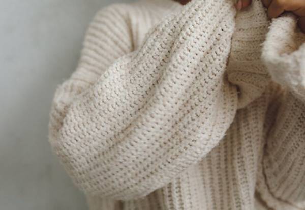 【ニット服の毛玉取り】 手で取ると服が傷むって本当？