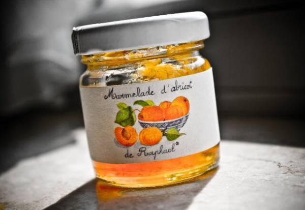 固いビンのフタを簡単に開ける方法とは？