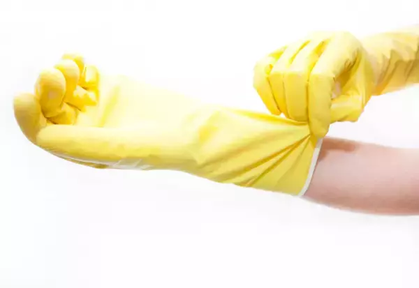 穴が開いた『ゴム手袋』捨てるのまって！意外な再利用方法♪