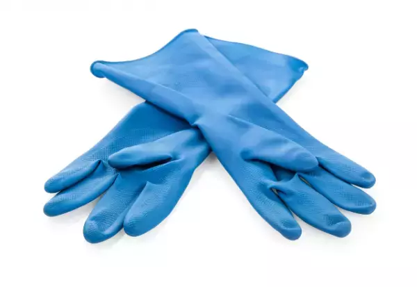 穴が開いた『ゴム手袋』捨てるのまって！意外な再利用方法♪