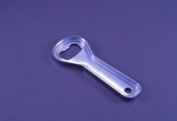 栓抜き不要！？【瓶のフタ開封法】身近にある11個の代用品を紹介！