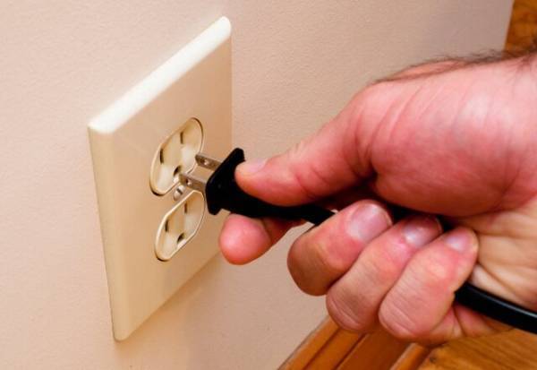 コンセントから火花が散る原因とは？対処方法を解説