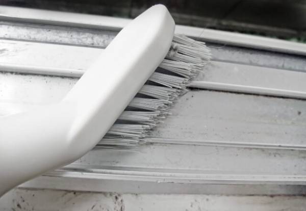 【掃除術】窓サッシの掃除方法と役立つアイテムを紹介！