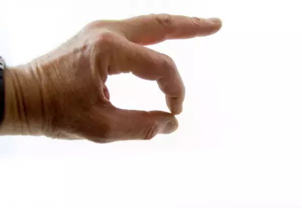 やばい…とれない…『瞬間接着剤』が指についた時の正しい剥がし方