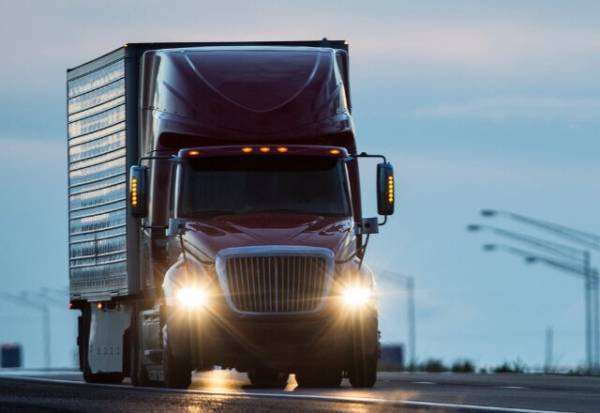 高速道路で…後ろのトラックが『クラクション』を連打！？→後ろを見た【友人の言葉】に青ざめる…