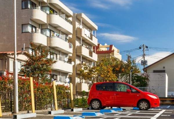 マンションの駐車場に『無断駐車』をする車。警察に相談しようとすると…⇒『車の写真とナンバー』で思わぬ犯人が浮上！？