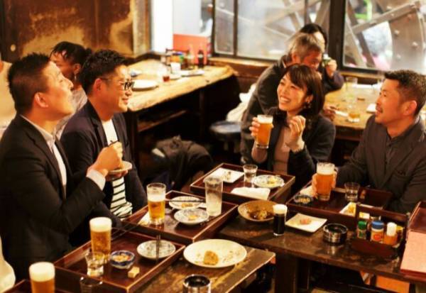 同僚と居酒屋で『社長の息子の愚痴』を話していると→「どういう意味？」後ろに振り返ると、同僚「あ…！社長の奥さん…」