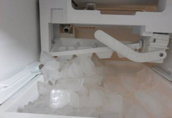 『製氷機』実はカビが生えてるかも…？掃除方法と洗浄のコツ紹介！