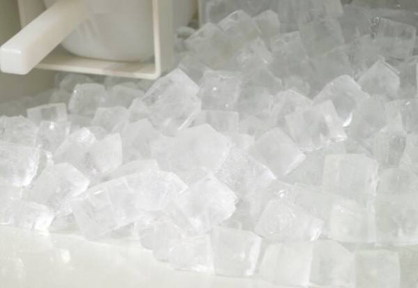 『製氷機』実はカビが生えてるかも…？掃除方法と洗浄のコツ紹介！