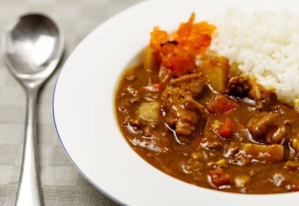 【カレーをこぼした…】落ちにくいカレーのシミの抜き方