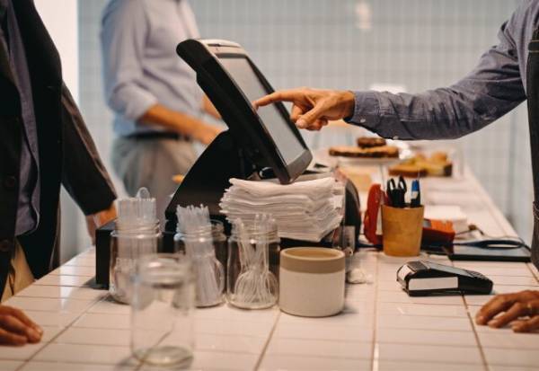 カフェで…客「ケーキと…」合計20品の商品を注文！？⇒食べきれるのか心配していると…『客の言い分』に絶句…