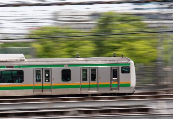 電車内で騒ぐ子どもを”放置する”母親…「ジャーンプ！（笑）」座席に土足で上がる！？⇒痺れを切らし【高校生】が一喝！
