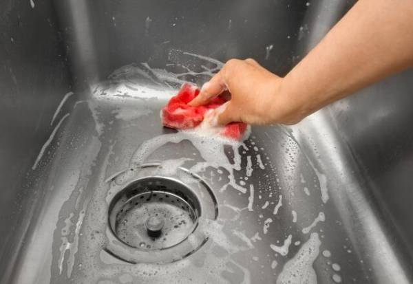 特別な道具なしでシンクをキレイにする方法知ってる？