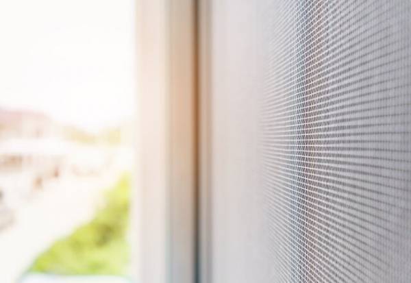 網戸掃除が5分で終了！？簡単にキレイにする方法を紹介♪