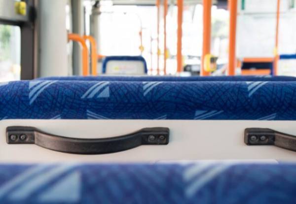 バス内で…教師「あの親超うざい！」”個人情報”を大声で喋る教師⇒次の瞬間…隣にいた”男性”が見事に一喝！