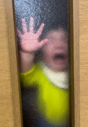 ドアの向こうから近づいてくる赤ちゃん……「絶望感すごい（笑）」「癒された」