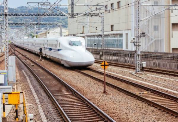 新幹線で…「赤ん坊の泣き声ってほんと不快」娘に悪態をつくおばさん集団。直後→思わぬ【救世主】が登場！？