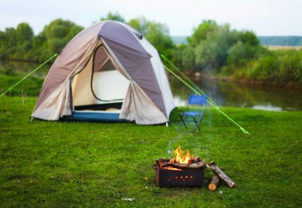 キャンプ場で…何者かが大量の『ごみを放置』…店員「備品もそのまま！？」ネットにあげると⇒「犯人特定？」「配信で見た」