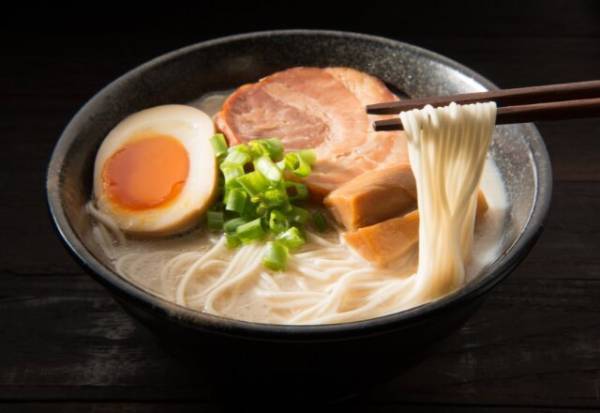 ラーメン屋で…”自分の髪の毛”を入れた客「髪の毛が入ってました！」まさかのクレームなのに…⇒店員「すみません…！！」