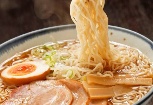 ラーメン屋で…行列を無視する客に⇒店主「並びなおしてください！」1ヶ月後…『1冊の雑誌』を見た店主「なんだこれ！？」