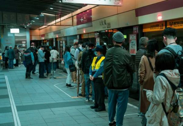 行列店で…身内を”5人”割り込ませる客「文句あんの？」その後、店員「恐れ入りますが…」店員の対応に拍手！！