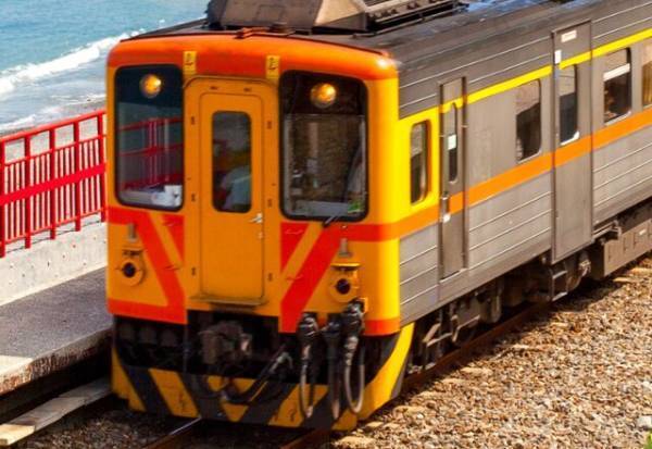 電車内で追いかけてくる女性！？「また座ってる！反省してない！」私「席が空いているのに…？」⇒乗客が”一致団結”し反撃！！