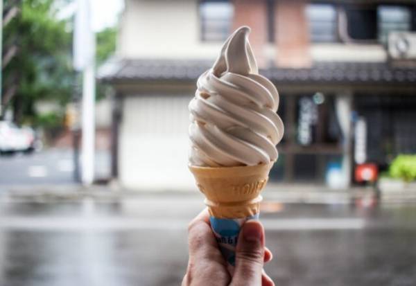 ソフトクリーム屋で…客「ん…？このソフトクリーム…」店員「申し訳ありません！」⇒その後、予想外の事態に…