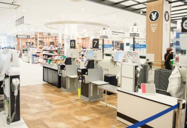 スーパーのワイン売り場で…「パリンッ」店員「6万4千円の弁償です」走り回る子どもを放置した母親の対応に絶句…