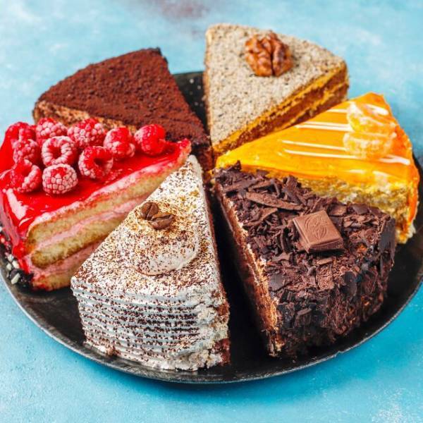 カフェで…友人「ケーキ10個」私「食べれるの…？」”大量の食べ物”を注文する友人に違和感。しかし⇒直後放った【衝撃発言】に言葉を失う！