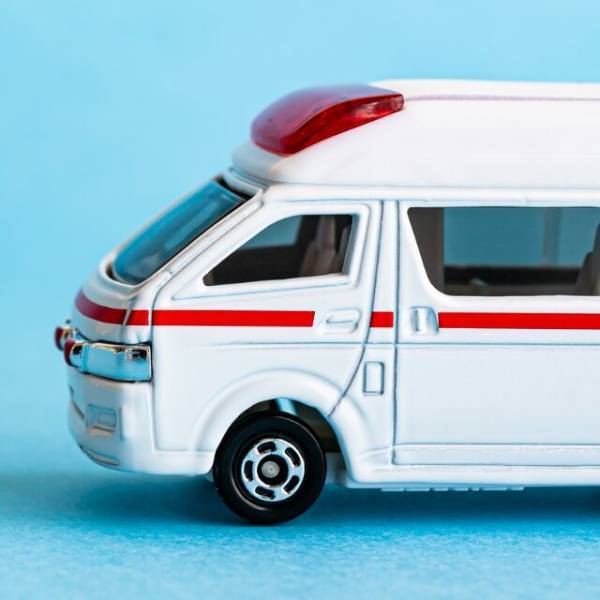 妻「めまいがする…」身体の弱い妻を連れまわす夫「演技だろ（笑）」⇒その直後、”バタンッ”妻が倒れ…「誰か救急車を！」