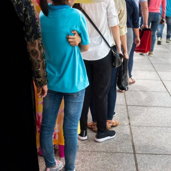 大行列店で…身内を”5人”割り込ませる客…注意すると「うるさい！」⇒その後、店員「恐れ入りますが…」続けた言葉に客「ひいい！！」