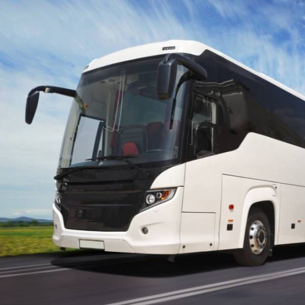 バス内で…2人の”教師”が『守秘義務の話』を大声で話す！？⇒注意すると…教師「失礼ですけど」続けた言葉に衝撃！