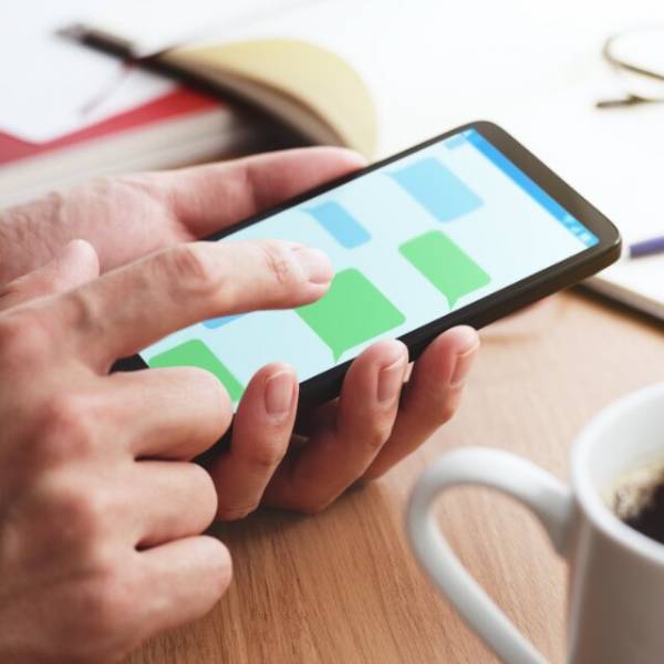 旅行する妻「連絡してきたら離婚ね（笑）」夫「なんで…」1週間後⇒妻から”連絡の嵐”！？