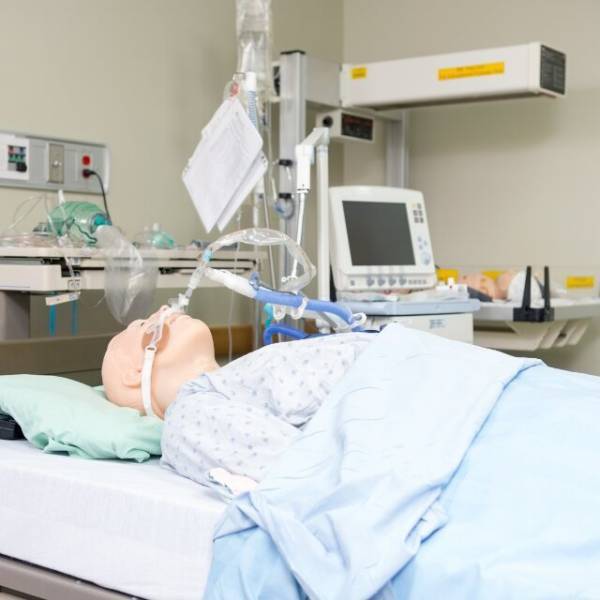 妻の旅行中…夫「お前の両親が緊急搬送された！」妻「嘘はいいから」→その後、妻の『まさかの返答』に夫は顔面蒼白…！？