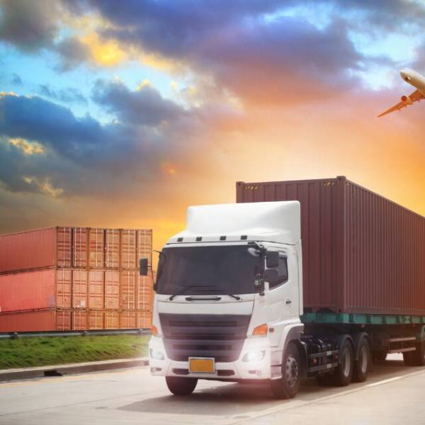 ドライブ中、背後から『クラクション』を連発するトラック！？路肩にとめると⇒“衝撃的すぎる”状況に…！