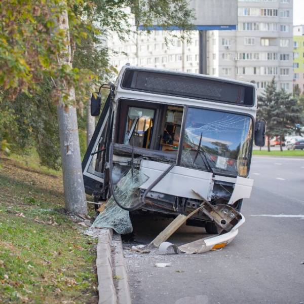 帰宅中の夜道で…「は？」振り返ると大型トラック！？ドンッ！⇒「大丈夫ですか！」「なんだこれ…」男の視界に異変が…