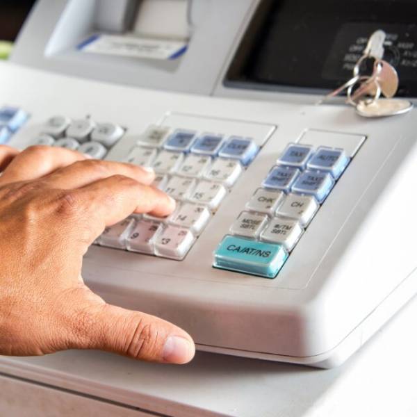 コンビニで…店員「ポイントカードお持ちですか？」客「…」黙っていたが…⇒会計後、客が大声で【放った言葉】に店員「はぁ！？」