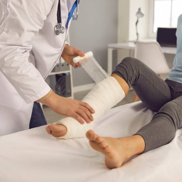 4歳の娘が立てなくなり…娘「あし、うごかないの」私「え？」病院へ行くが”全然動かず”⇒別の病院へ行った結果…医者が”笑顔”に！？