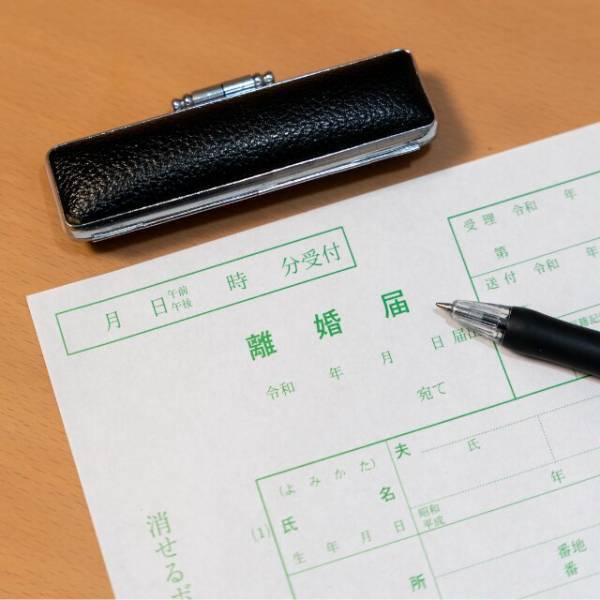 旅行へ行く妻「離婚届にサインしてある」夫「そんな！」数日後、妻からの”緊急連絡”に…⇒夫「離婚する。よかったね？」妻「イヤよ！」