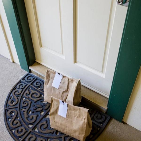 置き配された商品を見ると…「え、これって…」写真と違う中身に違和感。自宅前に”宅配ボックス”を置いた結果