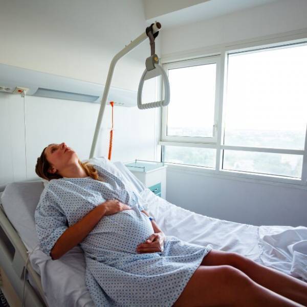 妊娠中の妻「お腹が張ってる、産まれるかも」夫「帝王切開でしょ？」続けて放った”夫の発言”に「え？」