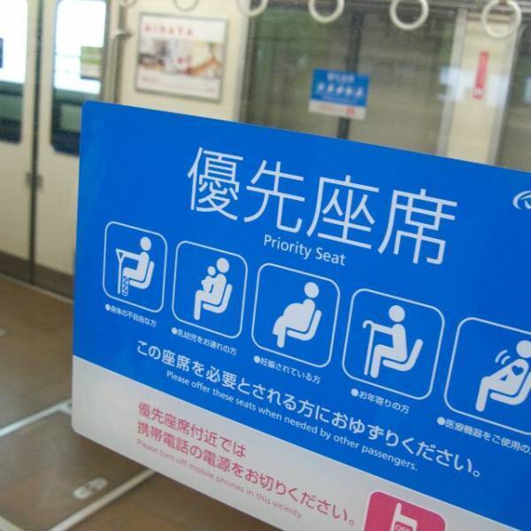 電車で”高齢女性”を蹴り飛ばした学生「ここ優先席じゃないから」しかし⇒直後”顔面蒼白”になる事態に！？