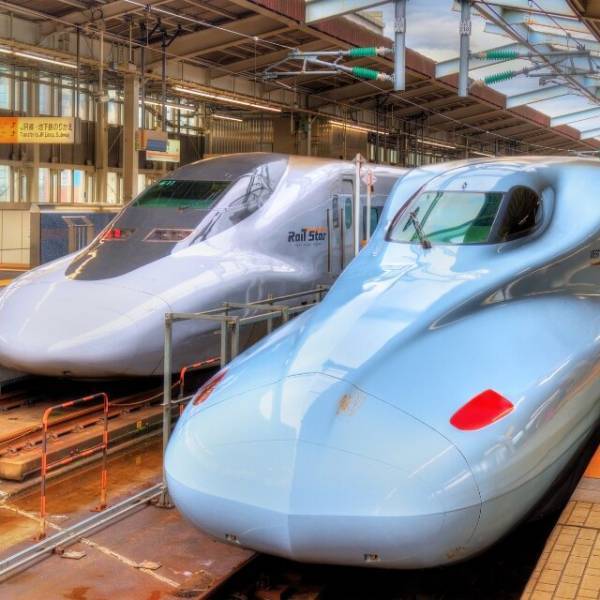 新幹線で…客「赤ちゃんいるなら外に出てよ」大声で文句を言う女性集団だったが…「待って」隣にいた男性の行動に仰天！